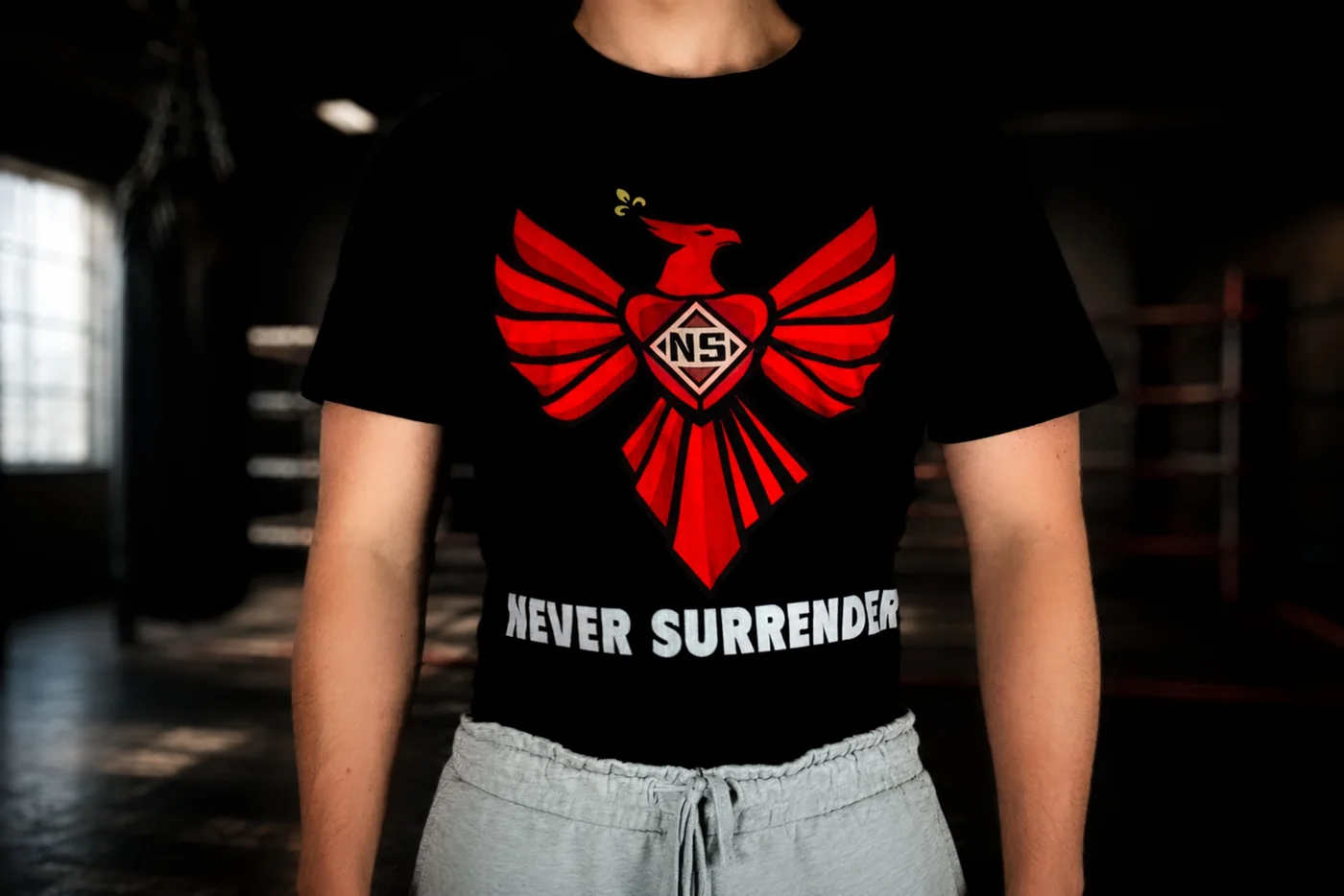T-shirt Phoenix Never Surrender — widok kroju z przodu
